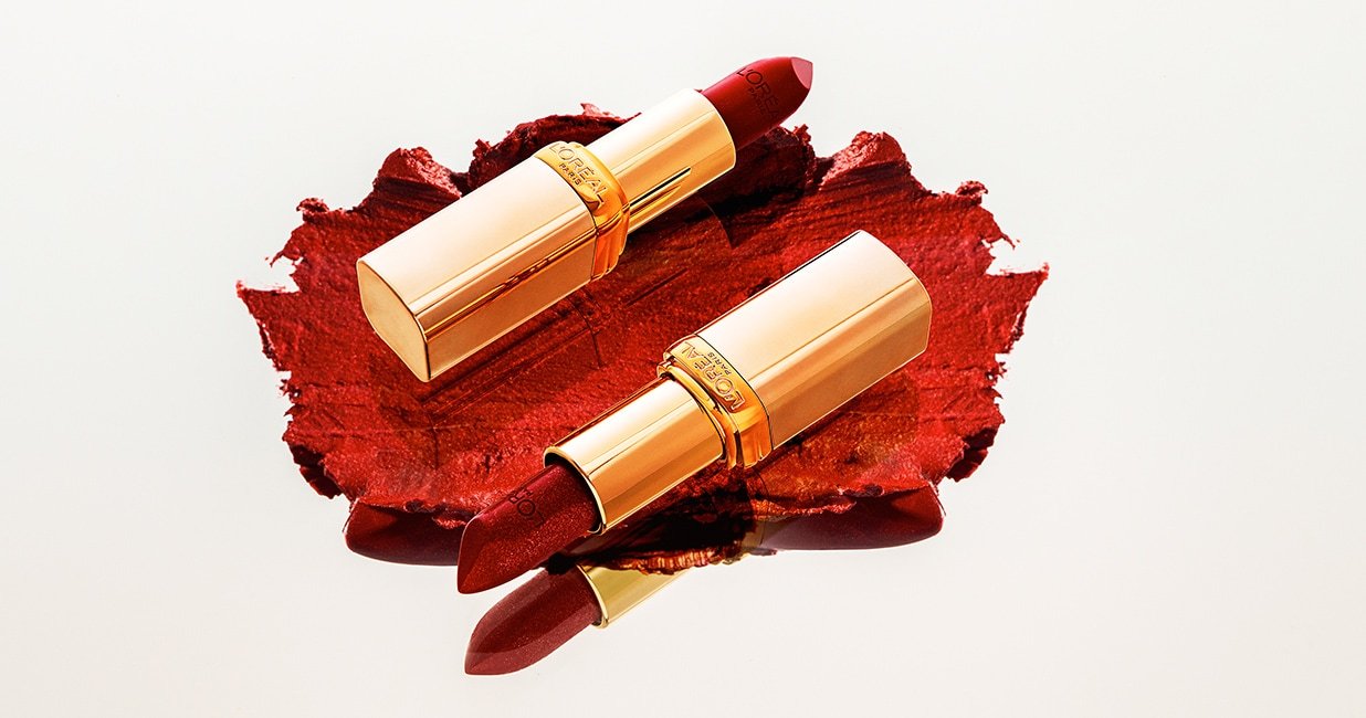 L'Oréal Lippenstifte liege auf einem Farbkleks